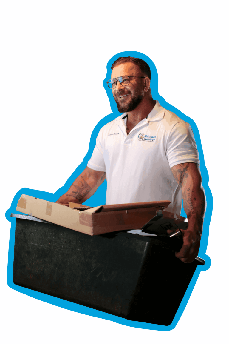 Person in Aachen die eine Entr&uuml;mpelungskiste h&auml;lt.