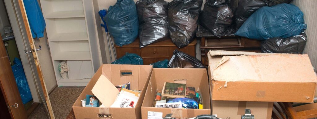 Ein Bild bei einer Entrümpelung in Aachen und Umgebung in einer Rümpelkammer mit vielen Müllsäcken und Kartons