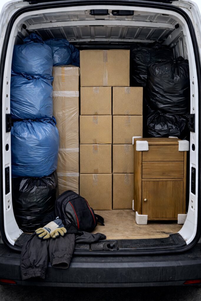 Verstautes Entr&uuml;mpelungsgut in Kartons gepackt im Transportervan.