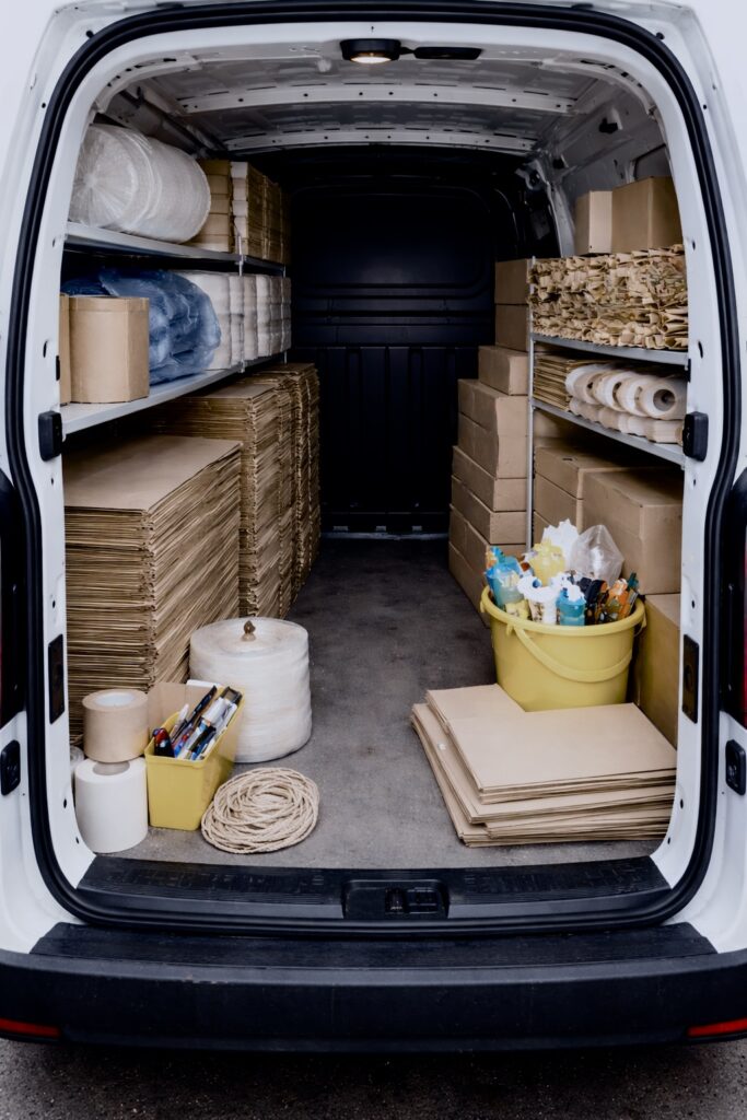 Karton und Verpackungsmaetrial georndet in einem Transportvan