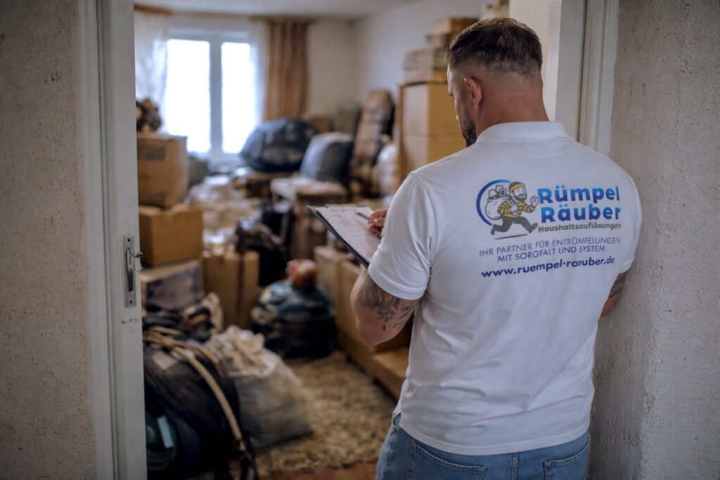 Patrick, der sich etwas zu einem vollgestellten zu entr&uuml;mpelnden Zimmer auf einem Klemmbrett notiert