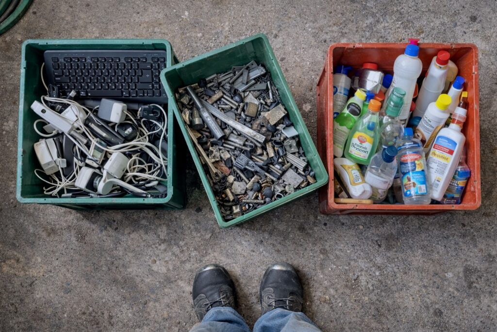 Drei Boxen mit getrenntem Entr&uuml;mplungsgut aus einer Aachener Entr&uuml;mpelung
