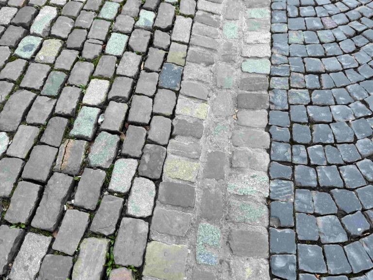 Gepflasterte Steine in verschiedenen Farben