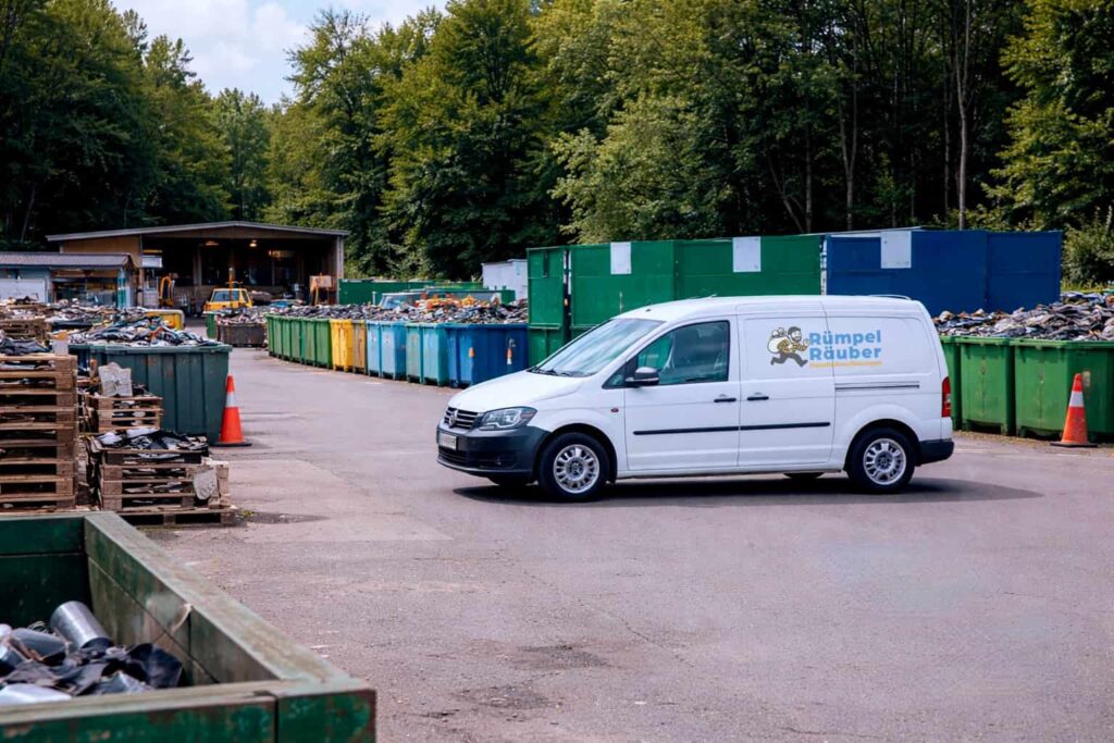 Abfallplatz mit M&uuml;llwagen von den R&uuml;mpel R&auml;ubern und Containern