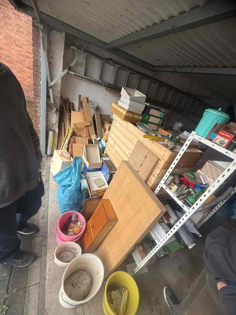 Aachener Garage mit vielem gelagerten Kartons die zur Entr&uuml;mpelung besichtigt werden