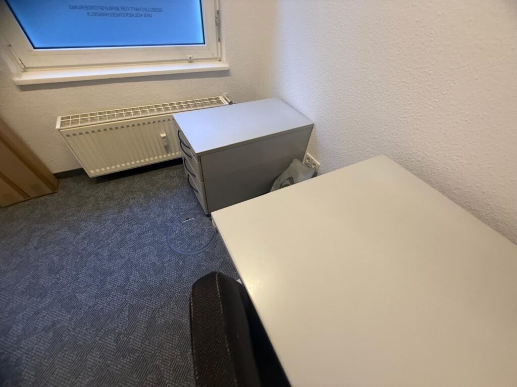 Einfacher Schreibtisch in einem B&uuml;ro bei einer Aachener Gewerbeentr&uuml;mpelung