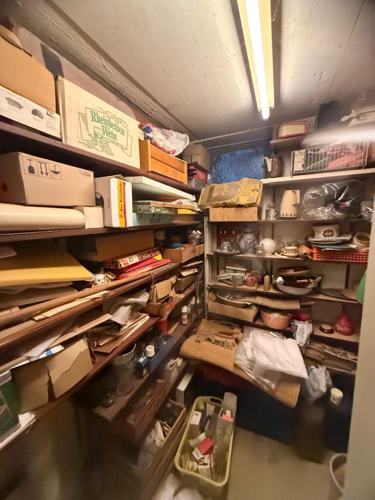 Unordentlicher Raum voller Kartons und Gegenst&auml;nde