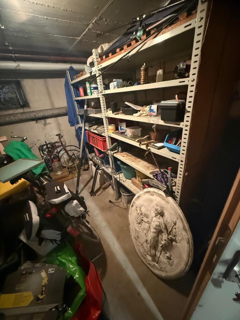 Unordentlicher Keller mit Regalen und Fahrr&auml;dern