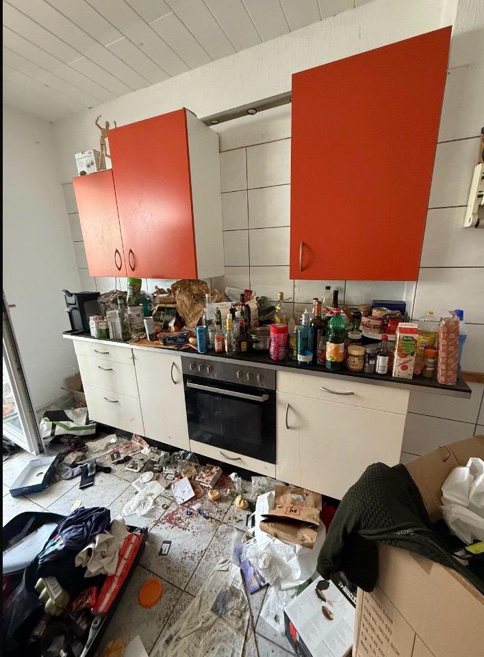 Unordentliche K&uuml;che mit vielen Gegenst&auml;nden einer Messientr&uuml;mpelung