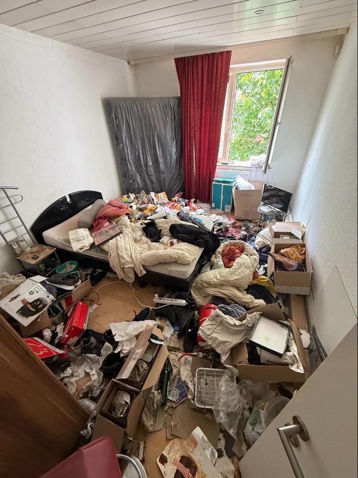 Unordentliches Zimmer mit M&uuml;ll und Kleidung einer Messientr&uuml;mpelung